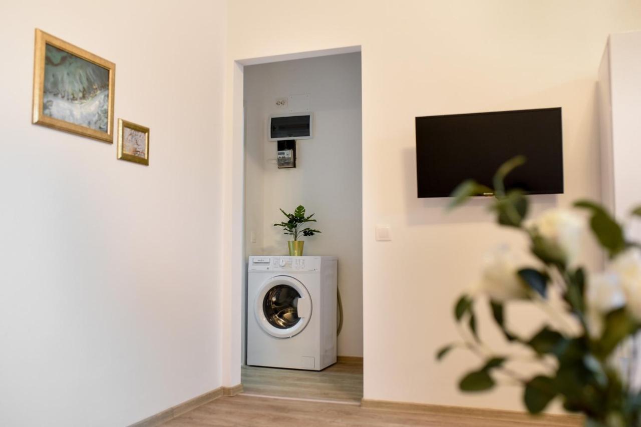 Cozy 1Br Escape - Apartment With Charming Balcony Near Universitate Bucureşti Ngoại thất bức ảnh