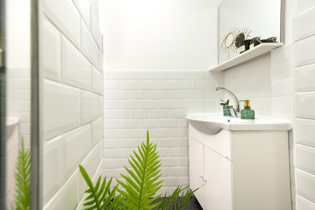 Cozy 1Br Escape - Apartment With Charming Balcony Near Universitate Bucureşti Ngoại thất bức ảnh