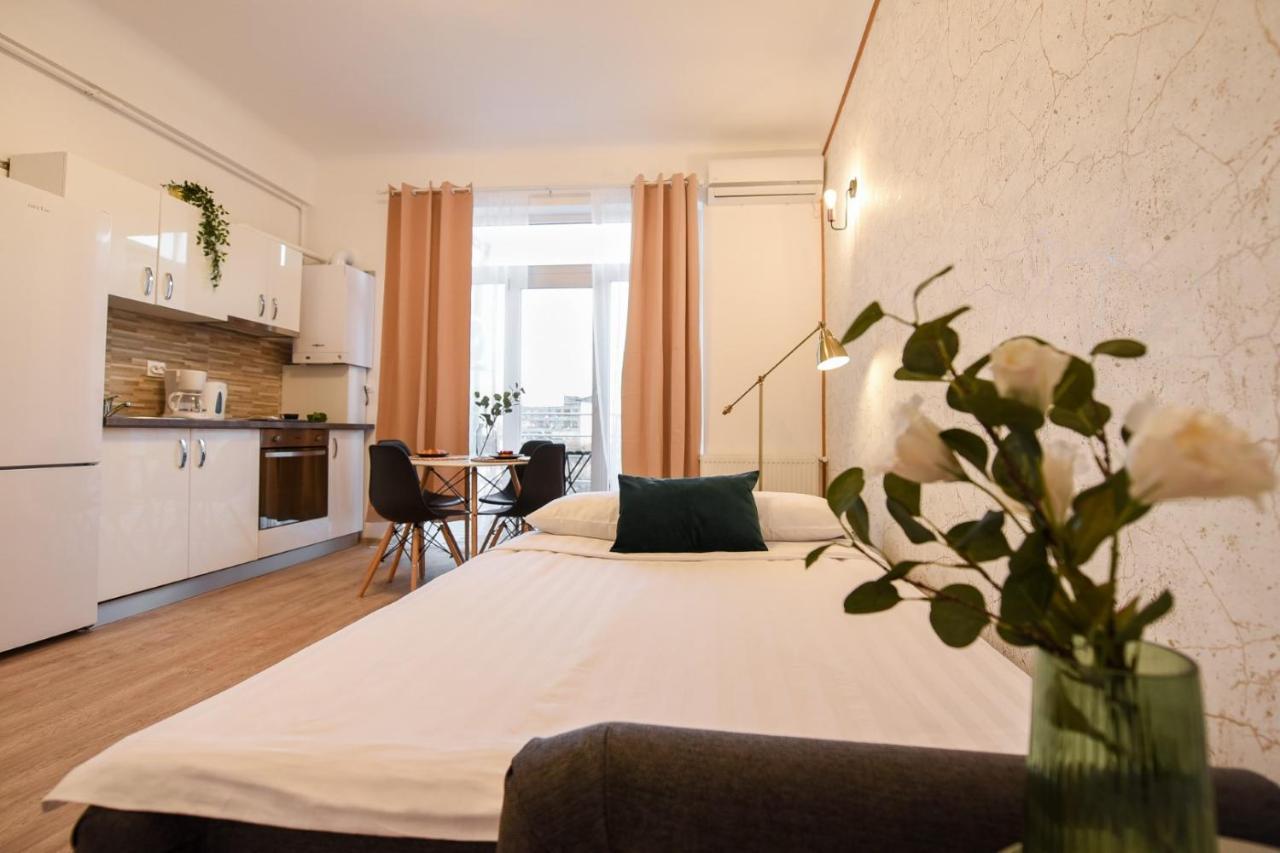 Cozy 1Br Escape - Apartment With Charming Balcony Near Universitate Bucureşti Ngoại thất bức ảnh