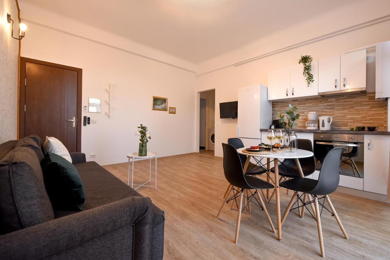 Cozy 1Br Escape - Apartment With Charming Balcony Near Universitate Bucureşti Ngoại thất bức ảnh