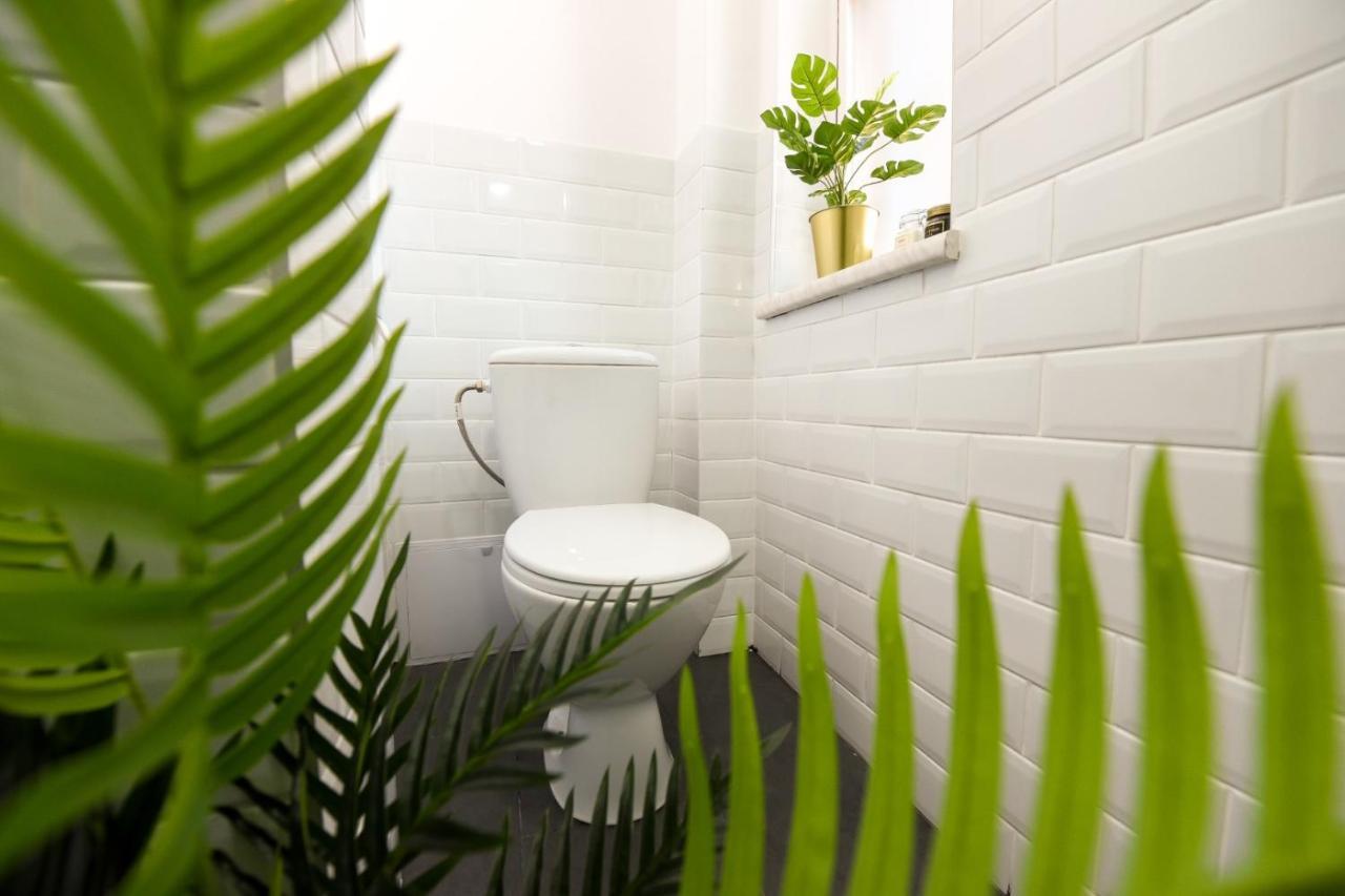 Cozy 1Br Escape - Apartment With Charming Balcony Near Universitate Bucureşti Ngoại thất bức ảnh