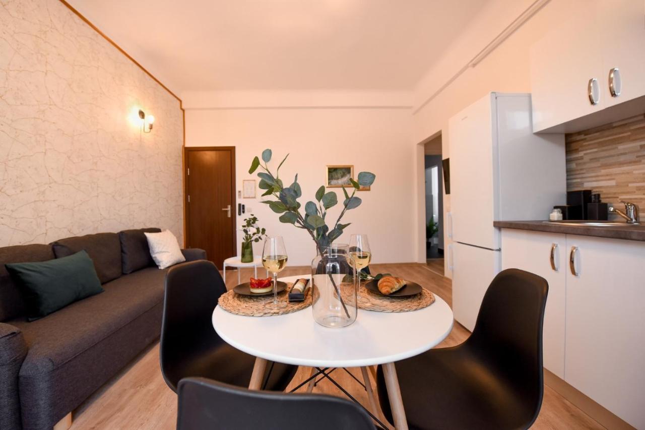 Cozy 1Br Escape - Apartment With Charming Balcony Near Universitate Bucureşti Ngoại thất bức ảnh